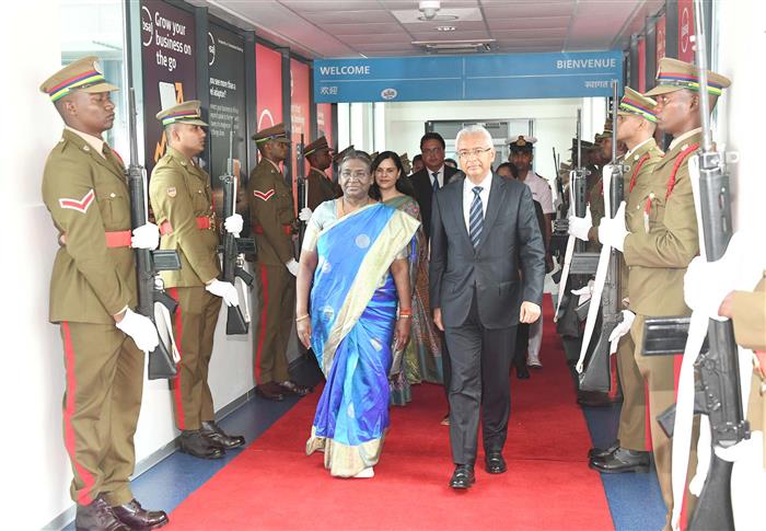 राष्ट्रपति, श्रीमती द्रौपदी मुर्मू 13 मार्च, 2024 को सर सिवसागर रामगुलाम अंतर्राष्ट्रीय हवाई अड्डे से रवाना हुईं।