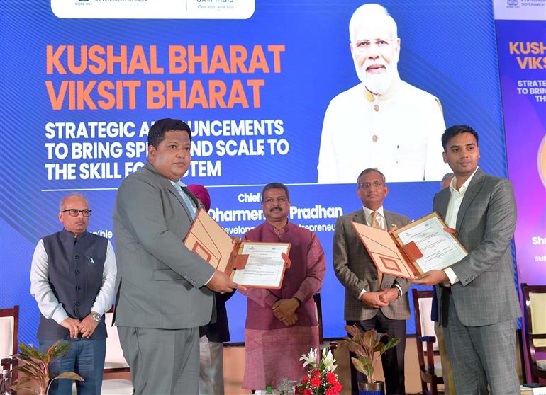 केंद्रीय शिक्षा, कौशल विकास और उद्यमिता मंत्री श्री धर्मेंद्र प्रधान की उपस्थिति में 14 मार्च, 2024 को नई दिल्ली के कौशल भवन में कौशल विकास पारिस्थितिकी तंत्र में अधिक रफ्तार और अधिक पैमाने जोड़ने के लिए विभिन्न कौशल पहल के शुभारंभ अवसर पर समझौता ज्ञापनों का आदान-प्रदान किया गया।