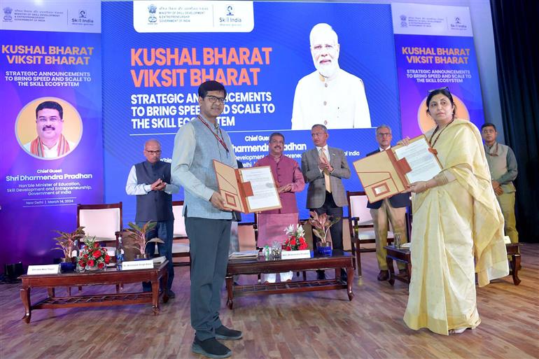 केंद्रीय शिक्षा, कौशल विकास और उद्यमिता मंत्री श्री धर्मेंद्र प्रधान की उपस्थिति में 14 मार्च, 2024 को नई दिल्ली के कौशल भवन में कौशल विकास पारिस्थितिकी तंत्र में अधिक रफ्तार और अधिक पैमाने जोड़ने के लिए विभिन्न कौशल पहल के शुभारंभ अवसर पर समझौता ज्ञापनों का आदान-प्रदान किया गया।