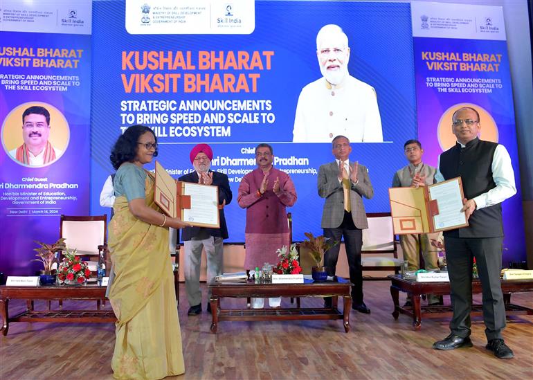 केंद्रीय शिक्षा, कौशल विकास और उद्यमिता मंत्री श्री धर्मेंद्र प्रधान की उपस्थिति में 14 मार्च, 2024 को नई दिल्ली के कौशल भवन में कौशल विकास पारिस्थितिकी तंत्र में अधिक रफ्तार और अधिक पैमाने जोड़ने के लिए विभिन्न कौशल पहल के शुभारंभ अवसर पर समझौता ज्ञापनों का आदान-प्रदान किया गया।