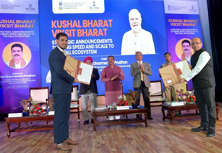 केंद्रीय शिक्षा, कौशल विकास और उद्यमिता मंत्री श्री धर्मेंद्र प्रधान की उपस्थिति में 14 मार्च, 2024 को नई दिल्ली के कौशल भवन में कौशल विकास पारिस्थितिकी तंत्र में अधिक रफ्तार और अधिक पैमाने जोड़ने के लिए विभिन्न कौशल पहल के शुभारंभ अवसर पर समझौता ज्ञापनों का आदान-प्रदान किया गया।