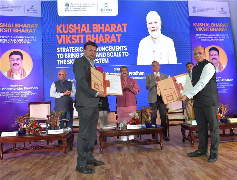 केंद्रीय शिक्षा, कौशल विकास और उद्यमिता मंत्री श्री धर्मेंद्र प्रधान की उपस्थिति में 14 मार्च, 2024 को नई दिल्ली के कौशल भवन में कौशल विकास पारिस्थितिकी तंत्र में अधिक रफ्तार और अधिक पैमाने जोड़ने के लिए विभिन्न कौशल पहल के शुभारंभ अवसर पर समझौता ज्ञापनों का आदान-प्रदान किया गया।
