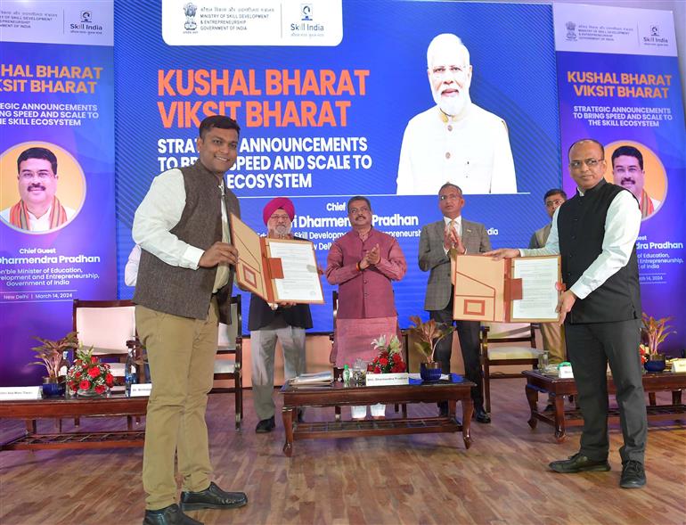 केंद्रीय शिक्षा, कौशल विकास और उद्यमिता मंत्री श्री धर्मेंद्र प्रधान की उपस्थिति में 14 मार्च, 2024 को नई दिल्ली के कौशल भवन में कौशल विकास पारिस्थितिकी तंत्र में अधिक रफ्तार और अधिक पैमाने जोड़ने के लिए विभिन्न कौशल पहल के शुभारंभ अवसर पर समझौता ज्ञापनों का आदान-प्रदान किया गया।