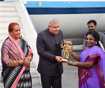 उपराष्ट्रपति और राज्यसभा के सभापति श्री जगदीप धनखड़ और डॉ. सुदेश धनखड़ के 16 मार्च, 2024 को हैदराबाद पहुंचने पर उनका स्वागत करते हुए तेलंगाना की राज्यपाल डॉ. तमिलिसाई सौंदर्यराजन, तेलंगाना के मंत्री श्री डी. श्रीधर बाबू और अन्य गणमान्य लोग।