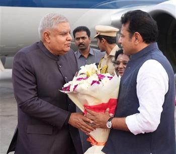 उपराष्ट्रपति और राज्यसभा के सभापति श्री जगदीप धनखड़ और डॉ. सुदेश धनखड़ के 16 मार्च, 2024 को हैदराबाद पहुंचने पर उनका स्वागत करते हुए तेलंगाना की राज्यपाल डॉ. तमिलिसाई सौंदर्यराजन, तेलंगाना के मंत्री श्री डी. श्रीधर बाबू और अन्य गणमान्य लोग।