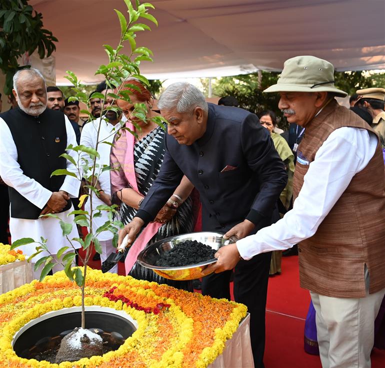 उपराष्ट्रपति और राज्यसभा के सभापति श्री जगदीप धनखड़ और डॉ. सुदेश धनखड़ 16 मार्च, 2024 को तेलंगाना के हैदराबाद दौरे के दौरान 'कान्हा शांति वनम' में बकुला और रुद्राक्ष का पौधा लगाते हुए।
