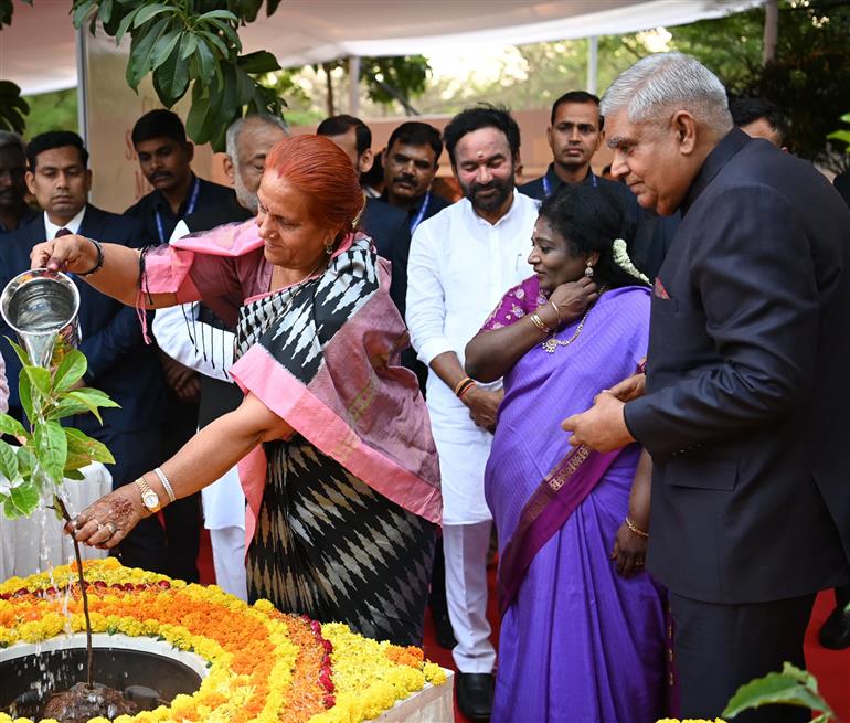 उपराष्ट्रपति और राज्यसभा के सभापति श्री जगदीप धनखड़ और डॉ. सुदेश धनखड़ 16 मार्च, 2024 को तेलंगाना के हैदराबाद दौरे के दौरान 'कान्हा शांति वनम' में बकुला और रुद्राक्ष का पौधा लगाते हुए।