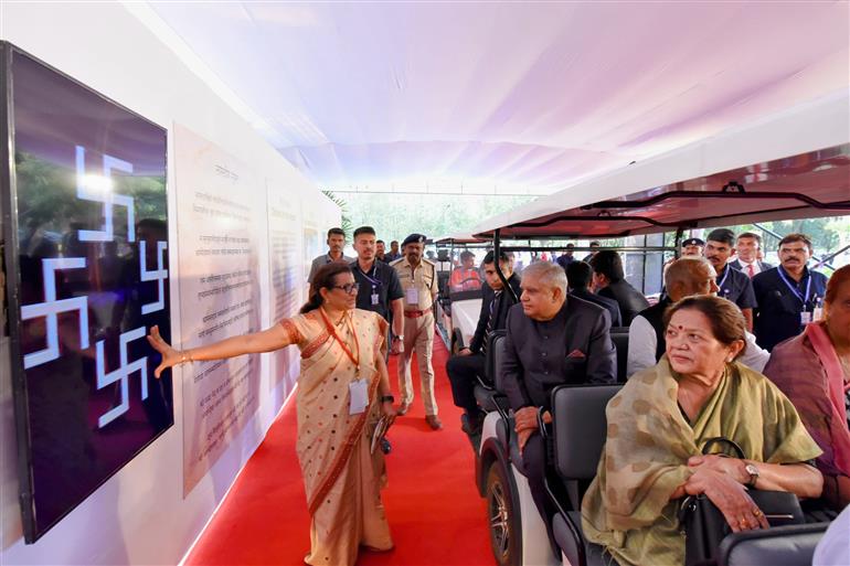 उपराष्ट्रपति और राज्यसभा के सभापति श्री जगदीप धनखड़ ने 16 मार्च, 2024 को तेलंगाना के हैदराबाद में कान्हा शांति वनम में 'वैश्विक आध्यात्मिक महोत्सव' के दौरान भारत के आध्यात्मिक इतिहास पर आयोजित एक प्रदर्शनी का अवलोकन करते हुए।