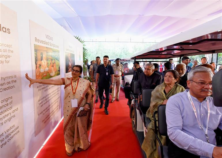 उपराष्ट्रपति और राज्यसभा के सभापति श्री जगदीप धनखड़ ने 16 मार्च, 2024 को तेलंगाना के हैदराबाद में कान्हा शांति वनम में 'वैश्विक आध्यात्मिक महोत्सव' के दौरान भारत के आध्यात्मिक इतिहास पर आयोजित एक प्रदर्शनी का अवलोकन करते हुए।