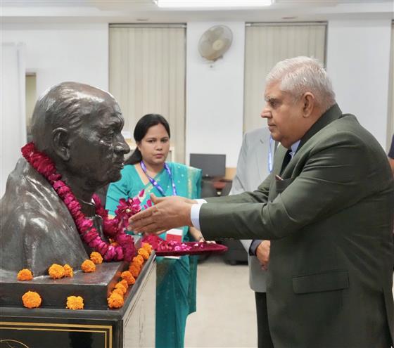 उपराष्ट्रपति और राज्यसभा के सभापति श्री जगदीप धनखड़ 29 मार्च, 2024 को नई दिल्ली में भारतीय लोक प्रशासन संस्थान (आईआईपीए) परिसर में सरदार वल्लभभाई पटेल को पुष्पांजलि अर्पित करते हुए।