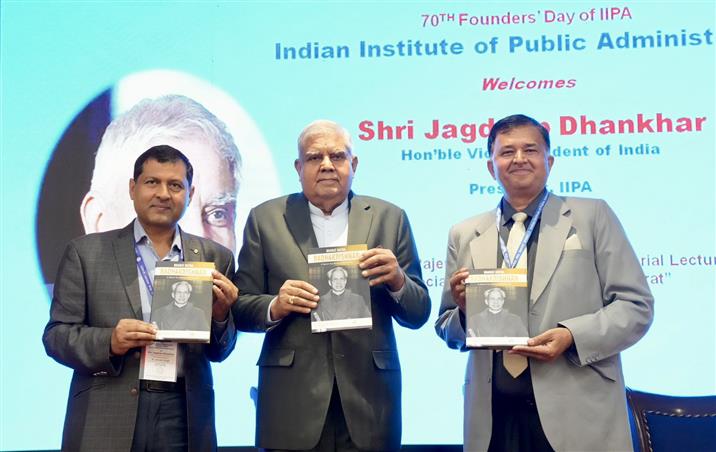 उपराष्ट्रपति और राज्यसभा के सभापति श्री जगदीप धनखड़ ने 29 मार्च, 2024 को नई दिल्ली में भारतीय लोक प्रशासन संस्थान (आईआईपीए) के 70वें स्थापना दिवस समारोह के दौरान प्रकाशन का विमोचन किया।