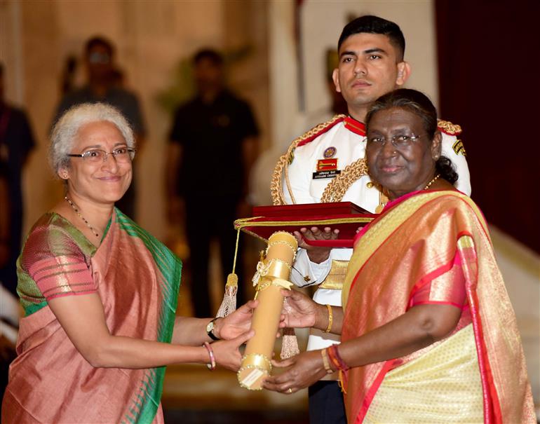 The President of India, Smt. Droupadi Murmu presenting the Bharat Ratna Award to Dr. Mankombu Sambasivan Swaminathan after Posthumous at Rashtrapati Bhavan, in New Delhi on March 30, 2024. 