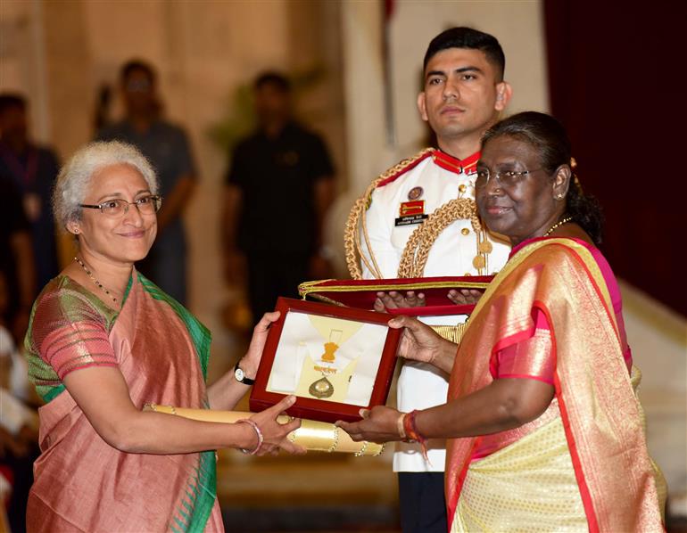 The President of India, Smt. Droupadi Murmu presenting the Bharat Ratna Award to Dr. Mankombu Sambasivan Swaminathan after Posthumous at Rashtrapati Bhavan, in New Delhi on March 30, 2024. 