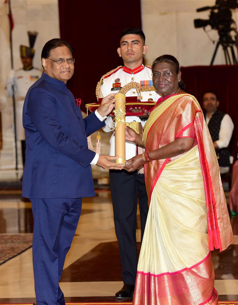 The President of India, Smt. Droupadi Murmu presenting the Bharat Ratna Award to Shri P. V. Narasimha Rao after Posthumous at Rashtrapati Bhavan, in New Delhi on March 30, 2024. 