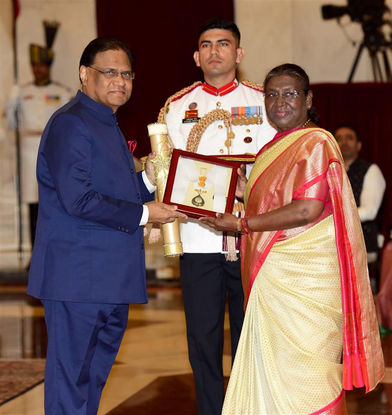 The President of India, Smt. Droupadi Murmu presenting the Bharat Ratna Award to Shri P. V. Narasimha Rao after Posthumous at Rashtrapati Bhavan, in New Delhi on March 30, 2024. 
