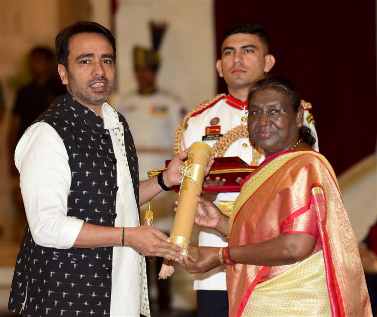 राष्ट्रपति श्रीमती द्रौपदी मुर्मु 30 मार्च, 2024 को राष्ट्रपति भवन, नई दिल्ली में श्री चौधरी चरण सिंह को मरणोपरांत भारत रत्न पुरस्कार प्रदान करती हुईं।