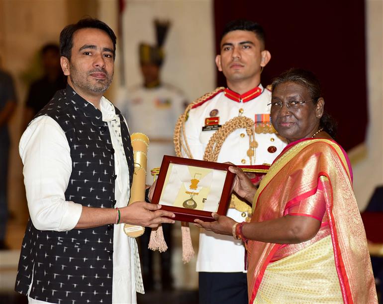 राष्ट्रपति श्रीमती द्रौपदी मुर्मु 30 मार्च, 2024 को राष्ट्रपति भवन, नई दिल्ली में श्री चौधरी चरण सिंह को मरणोपरांत भारत रत्न पुरस्कार प्रदान करती हुईं।