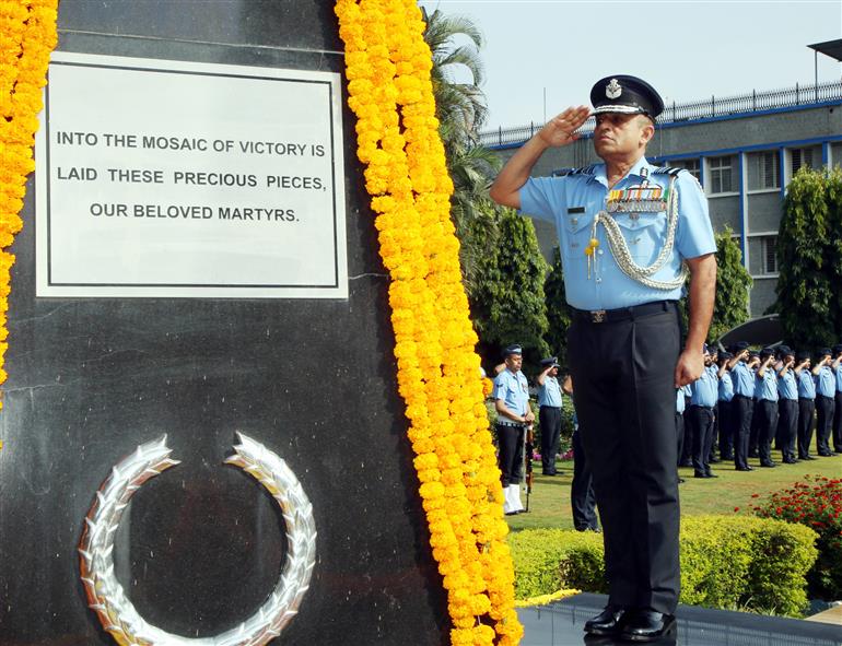 Air Marshal Nagesh Kapoor paying homage at Training Command(TC), in Bengaluru on May 01, 2024.