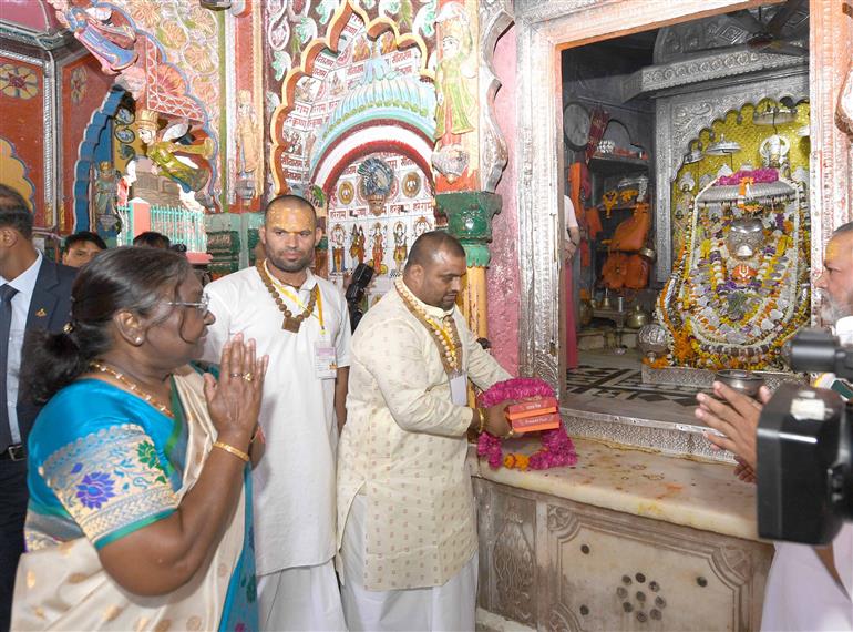 The President of India, Smt Droupadi Murmu performed Darshan and Pooja at Shri Hanuman Garhi Temple, Ayodhya, in Uttar Pradesh on May 01, 2024.