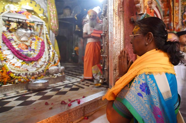 The President of India, Smt Droupadi Murmu performed Darshan and Pooja at Shri Hanuman Garhi Temple, Ayodhya, in Uttar Pradesh on May 01, 2024.