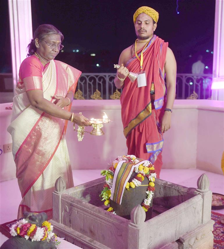 The President of India, Smt Droupadi Murmu visited Kuber Teela and offered Pooja, she also paying obeisance to the statue of the celestial bird Jatayu at Ayodhya, in Uttar Pradesh on May 01, 2024.