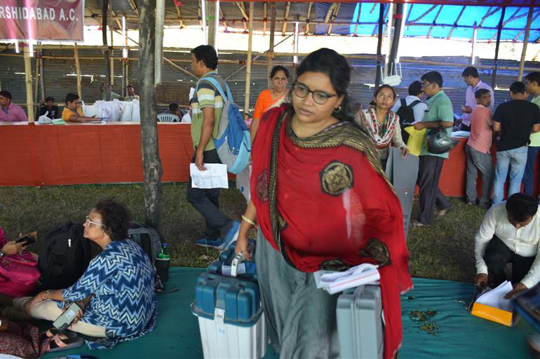 06 मई, 2024 को पश्चिम बंगाल के कोलकाता में तीसरे चरण के आम चुनाव-2024 के लिए आवश्यक इलेक्ट्रॉनिक वोटिंग मशीन (ईवीएम) और अन्य चुनाव संबंधी सामग्री ले जाते हुए मतदान अधिकारी।