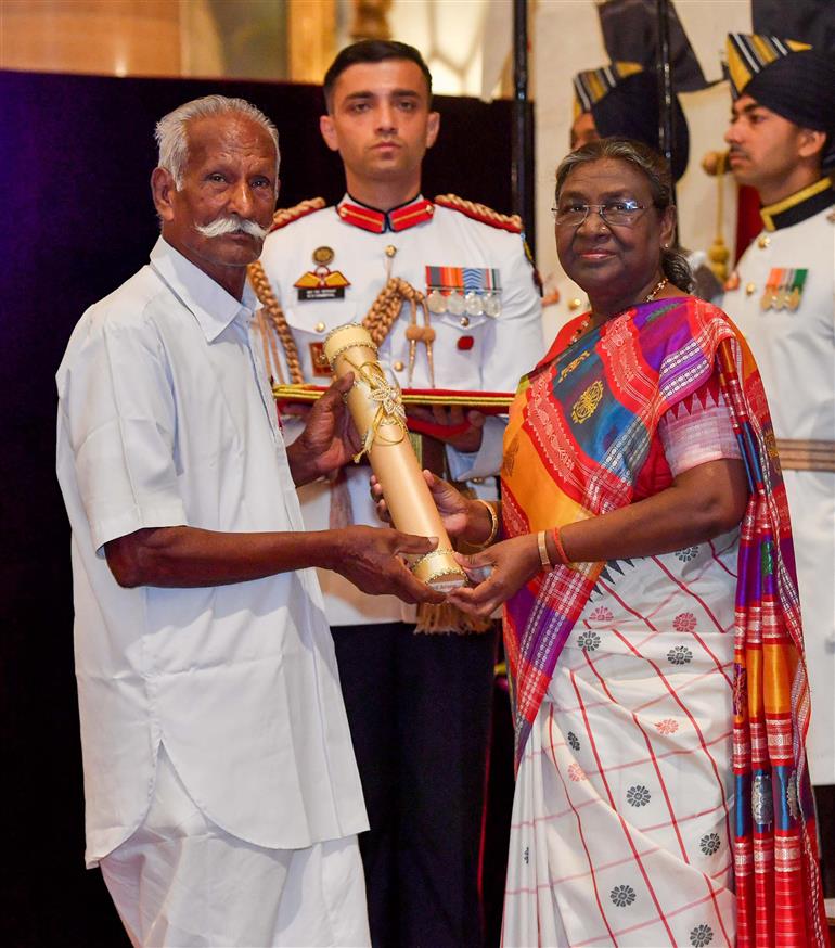 राष्ट्रपति श्रीमती द्रौपदी मुर्मु 09 मई, 2024 को राष्ट्रपति भवन, नई दिल्ली में आयोजित नागरिक अलंकरण समारोह-II के दौरान श्री एम. बदरप्पन को पद्म श्री पुरस्कार प्रदान करती हुईं।