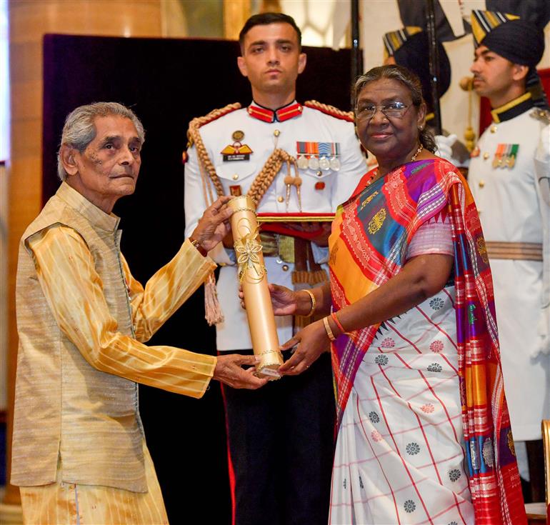 राष्ट्रपति श्रीमती द्रौपदी मुर्मु 09 मई, 2024 को राष्ट्रपति भवन, नई दिल्ली में आयोजित नागरिक अलंकरण समारोह-II के दौरान श्री रामलाल बरेठ को पद्म श्री पुरस्कार प्रदान करती हुईं।