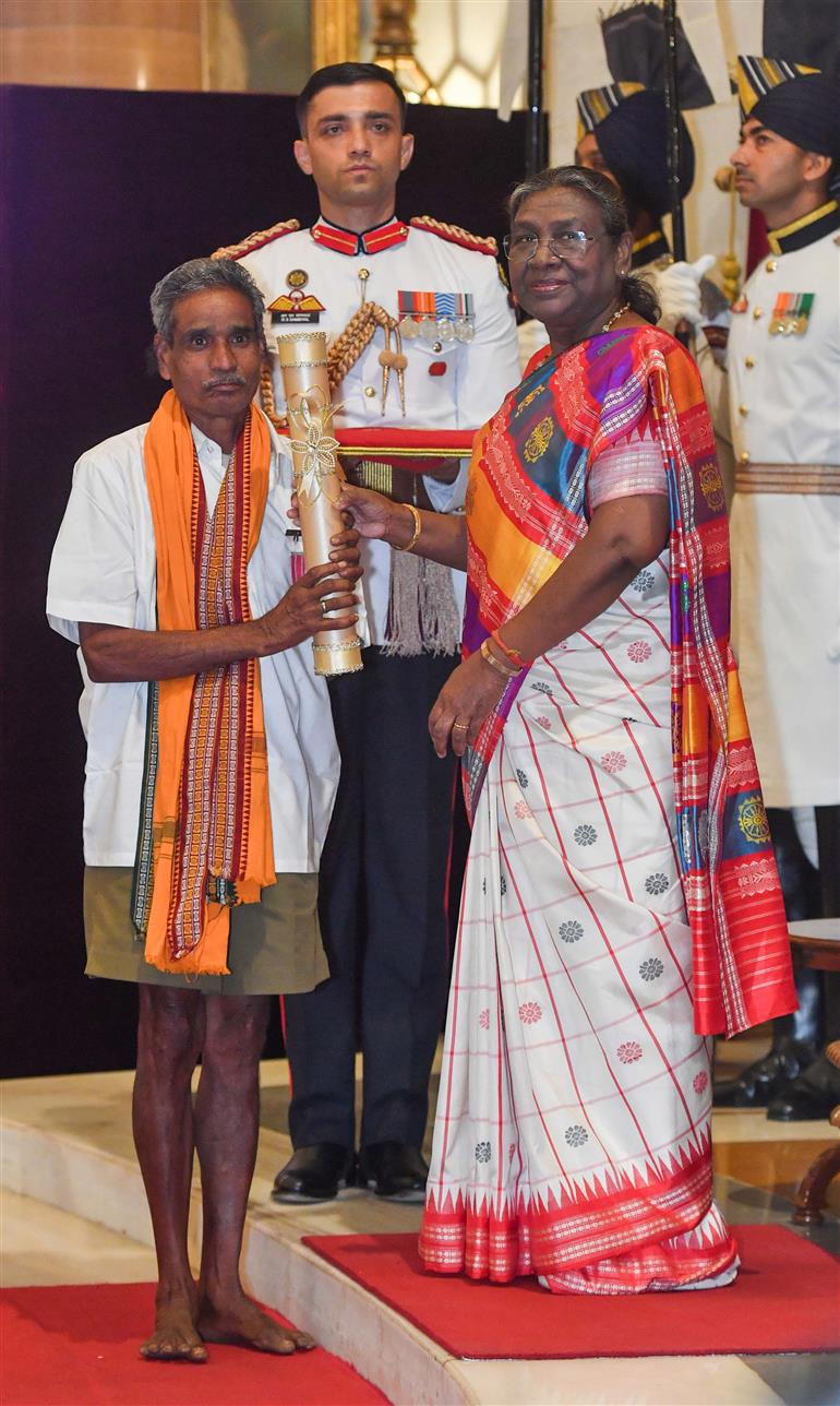 The President, Smt. Droupadi Murmu presenting the Padma Shri Award to Shri Jageshwar Yadav at the Civil Investiture Ceremony-II at Rashtrapati Bhavan, in New Delhi on May 09, 2024.
