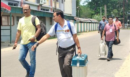 12 मई, 2024 को पश्चिम बंगाल के राणाघाट संसदीय क्षेत्र में मतदान केंद्रों पर ईवीएम-वीवीपीएटी और अन्य मतदान सामग्री लेकर जाते हुए मतदान कर्मचारी और अधिकारी।