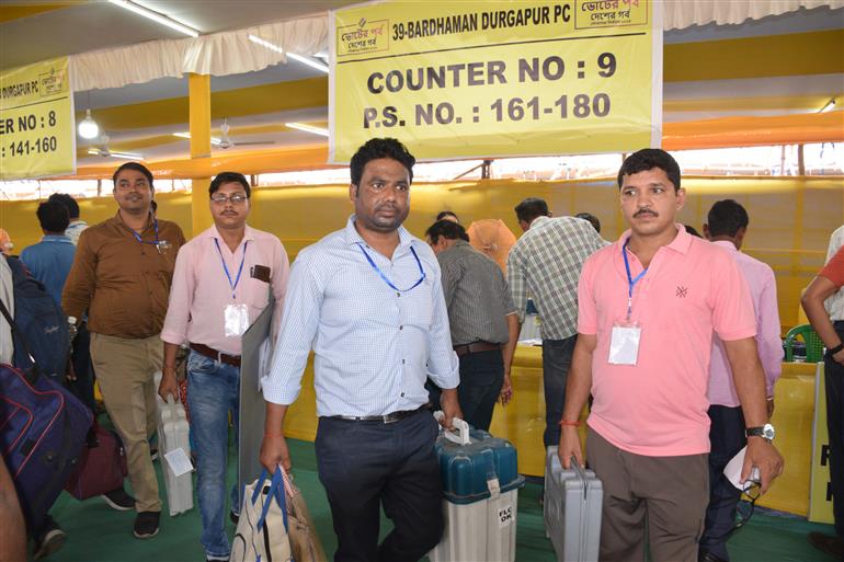 12 मई, 2024 को पश्चिम बंगाल के राणाघाट संसदीय क्षेत्र में मतदान केंद्रों पर ईवीएम-वीवीपीएटी और अन्य मतदान सामग्री लेकर जाते हुए मतदान कर्मचारी और अधिकारी।