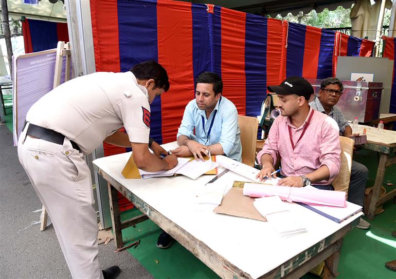 23 मई, 2024 को दिल्ली में जिला मजिस्ट्रेट (डी.एम.) पूर्व, शास्त्री नगर के कार्यालय में आम चुनाव 2024 के छठे चरण की तैयारी की झलकियाँ।