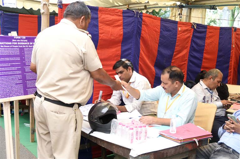 23 मई, 2024 को दिल्ली में जिला मजिस्ट्रेट (डी.एम.) पूर्व, शास्त्री नगर के कार्यालय में आम चुनाव 2024 के छठे चरण की तैयारी की झलकियाँ।