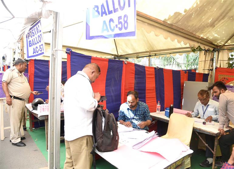 23 मई, 2024 को दिल्ली में जिला मजिस्ट्रेट (डी.एम.) पूर्व, शास्त्री नगर के कार्यालय में आम चुनाव 2024 के छठे चरण की तैयारी की झलकियाँ।