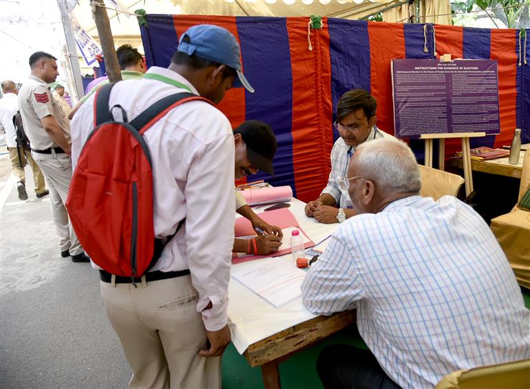 23 मई, 2024 को दिल्ली में जिला मजिस्ट्रेट (डी.एम.) पूर्व, शास्त्री नगर के कार्यालय में आम चुनाव 2024 के छठे चरण की तैयारी की झलकियाँ।