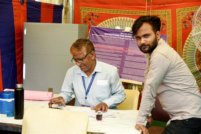 23 मई, 2024 को दिल्ली में जिला मजिस्ट्रेट (डी.एम.) पूर्व, शास्त्री नगर के कार्यालय में आम चुनाव 2024 के छठे चरण की तैयारी की झलकियाँ।