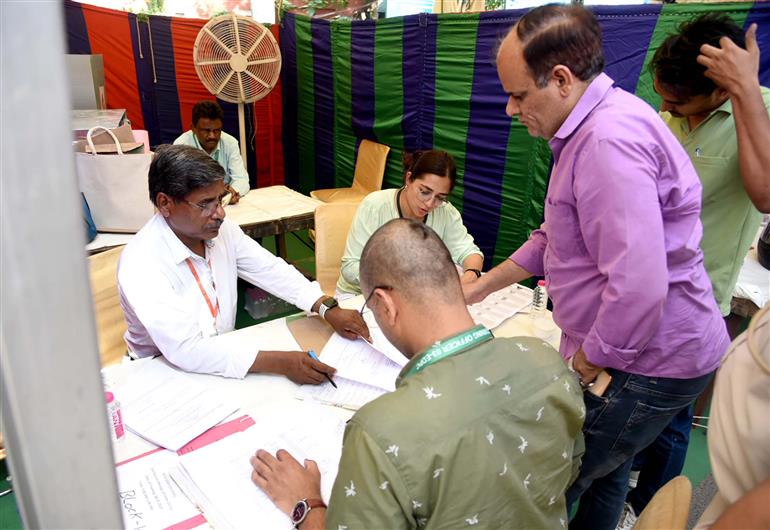 23 मई, 2024 को दिल्ली में जिला मजिस्ट्रेट (डी.एम.) पूर्व, शास्त्री नगर के कार्यालय में आम चुनाव 2024 के छठे चरण की तैयारी की झलकियाँ।