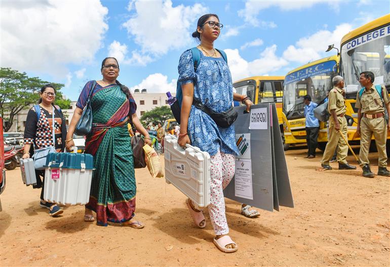 24 मई, 2024 को ओडिशा के भुवनेश्वर में बीजेबी कॉलेज में आम चुनाव-2024 के छठे चरण की तैयारी की झलकियाँ।