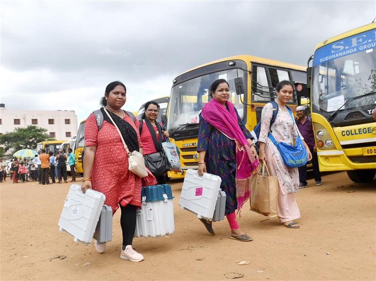 24 मई, 2024 को ओडिशा के भुवनेश्वर में बीजेबी कॉलेज में आम चुनाव-2024 के छठे चरण की तैयारी की झलकियाँ।