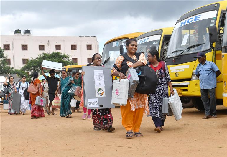 24 मई, 2024 को ओडिशा के भुवनेश्वर में बीजेबी कॉलेज में आम चुनाव-2024 के छठे चरण की तैयारी की झलकियाँ।