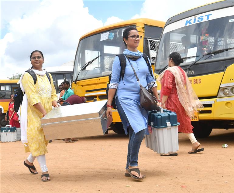 24 मई, 2024 को ओडिशा के भुवनेश्वर में बीजेबी कॉलेज में आम चुनाव-2024 के छठे चरण की तैयारी की झलकियाँ।