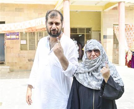 Voters showing mark of indelible ink after casting their votes at a polling booth during the 6th Phase of General Elections-2024 at Silai Prashikshan Kendra, Hazrat Nizamuddin, in New Delhi on May 25, 2024.