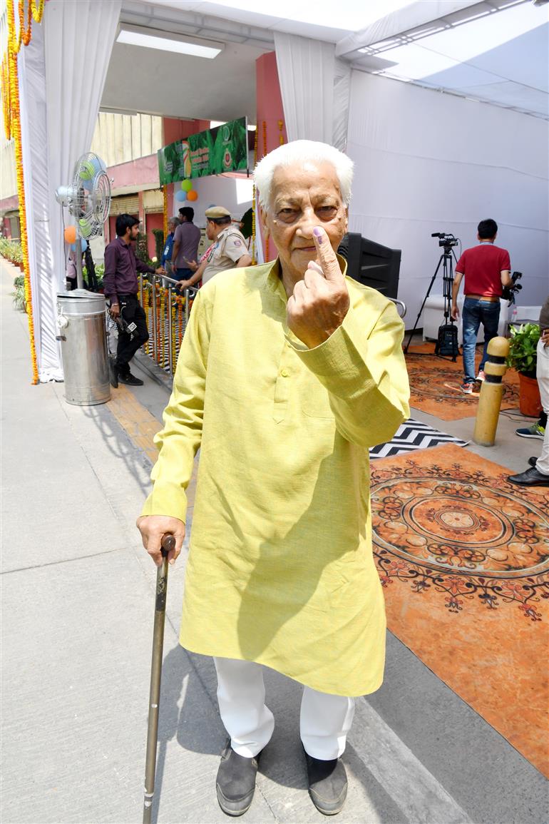 25 मई, 2024 को नई दिल्ली के निर्माण भवन में आम चुनाव-2024 के छठे चरण के दौरान एक मतदान केंद्र पर अपना वोट डालने के बाद अमिट स्याही का निशान दिखाते हुए बुजुर्ग मतदाता।