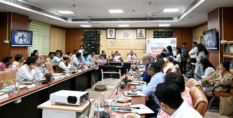 आयुष मंत्रालय के सचिव श्री वैद्य राजेश कोटेचा 27 मई, 2024 को नई दिल्ली में आयुष मंत्रालय द्वारा जनरल इंश्योरेंस कंपनियों और आयुष अस्पताल मालिकों के लिए आयोजित संवेदीकरण कार्यक्रम को संबोधित करते हुए।