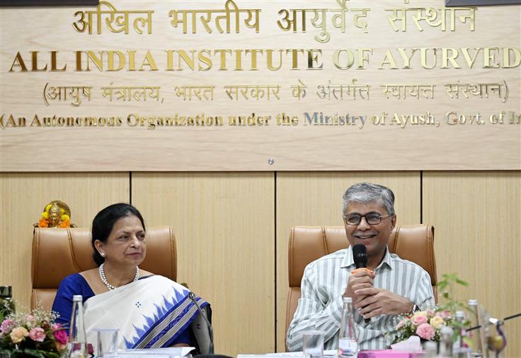 आयुष मंत्रालय के सचिव श्री वैद्य राजेश कोटेचा 27 मई, 2024 को नई दिल्ली में आयुष मंत्रालय द्वारा जनरल इंश्योरेंस कंपनियों और आयुष अस्पताल मालिकों के लिए आयोजित संवेदीकरण कार्यक्रम को संबोधित करते हुए।