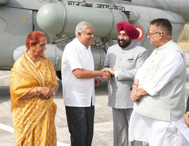 उपराष्ट्रपति श्री जगदीप धनखड़ और डॉ. सुदेश धनखड़ का 30 मई, 2024 को उत्तराखंड के हल्द्वानी आगमन पर उत्तराखंड के राज्यपाल लेफ्टिनेंट जनरल गुरमीत सिंह (सेवानिवृत्त), उत्तराखंड सरकार के मंत्री श्री गणेश जोशी और अन्य गणमान्य लोगों द्वारा स्वागत किया गया।