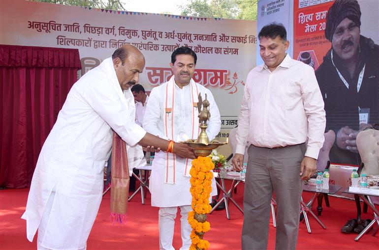 The Union Minister of Social Justice and Empowerment, Dr. Virendra Kumar lighting the lamp at the Shilp Samagam Mela 2024 at Dilli Haat, INA, in New Delhi on November 05, 2024. The Minister of State for Consumer Affairs, Food and Public Distribution and Social Justice and Empowerment, Shri B. L. Verma is also seen.