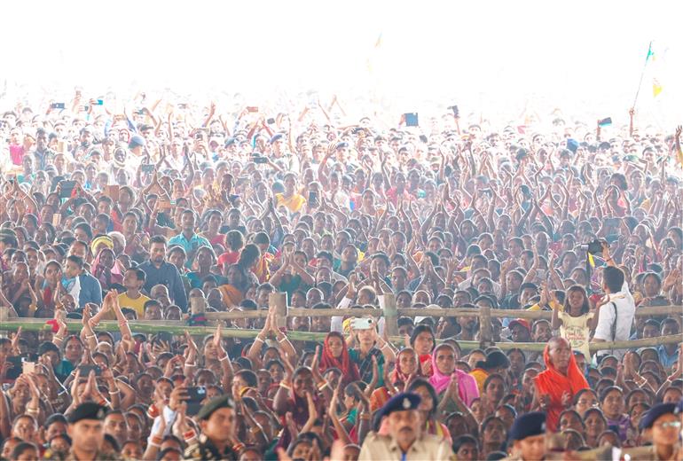 15 नवंबर, 2024 को बिहार के जमुई में जनजातीय गौरव दिवस समारोह में एकत्रित लोग। इस अवसर पर संबोधित करते हुए प्रधानमंत्री श्री नरेन्द्र मोदी।