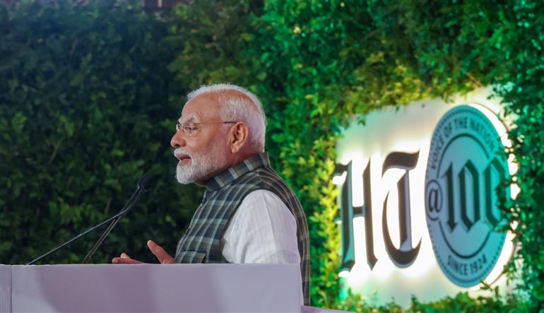 प्रधानमंत्री श्री नरेन्द्र मोदी 16 नवंबर, 2024 को नई दिल्ली में आयोजित हिंदुस्तान टाइम्स लीडरशिप समिट 2024 के दौरान उपस्थित लोगों को संबोधित करते हुए।