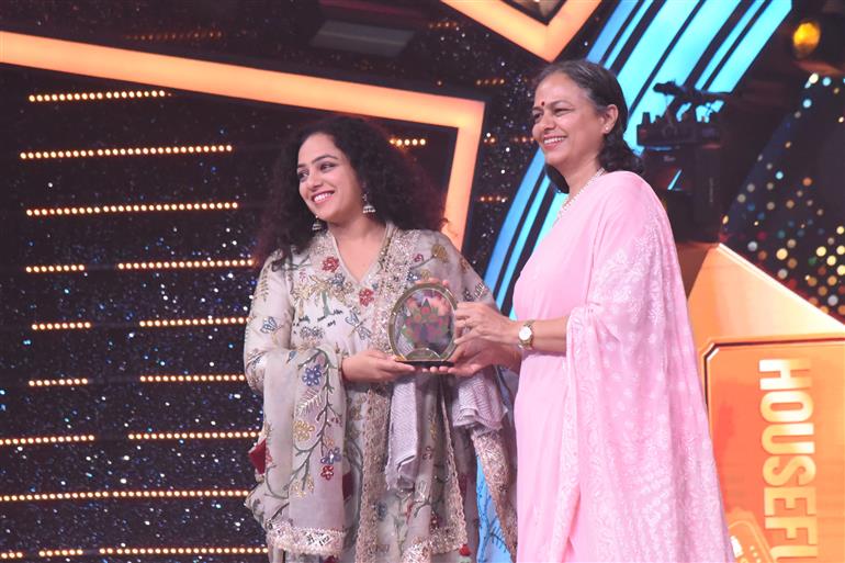 Special Secretary Neerja Shekhar felicitating Actor Nithya Menon, in Goa on November 20, 2024.